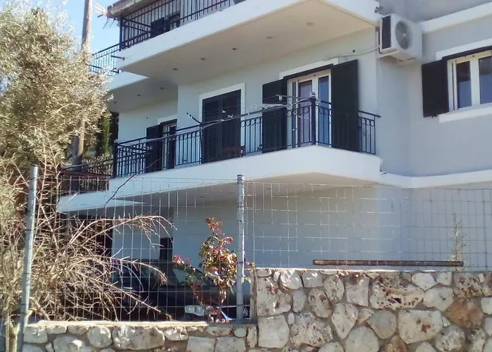 Monika Lefkada Tsoukaládhes